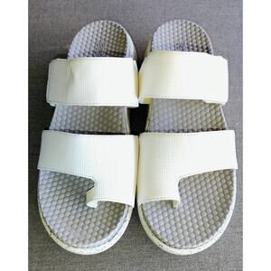 Discontinued Rare Baretraps Galie size 10M White Sandal Slip On